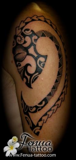 11a°) epaule avec tattoo polynesien et tiki